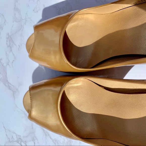Stuart Weitzman 7 N Gold Platform Peeptoe Pumps - Picture 5 of 8